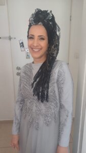 תמונה-מ-האמנית-יפית-מופעי-שירה-הומור-ואירועים-לבנות-ונשים-הנחיה-רגשית